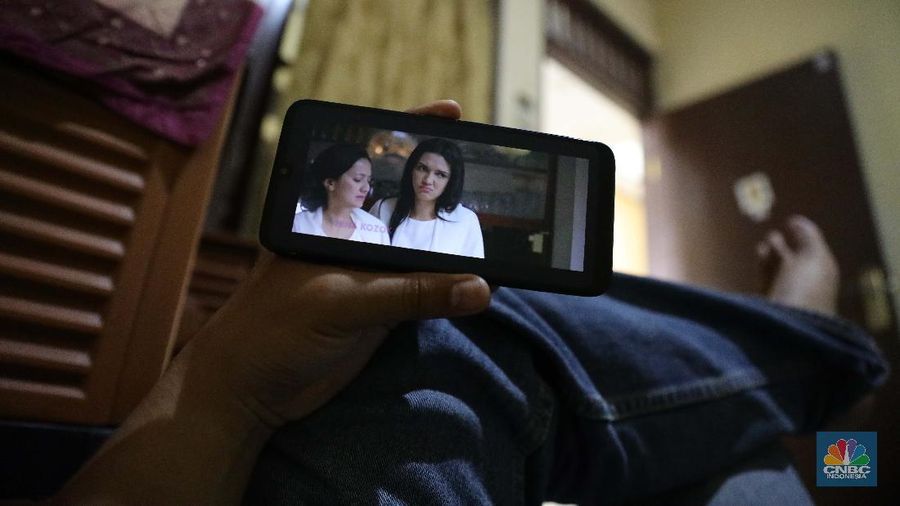 Ilustrasi nonton film lewat (OTT) over the top. (CNBC Indonesia/Muhammad Sabki)
