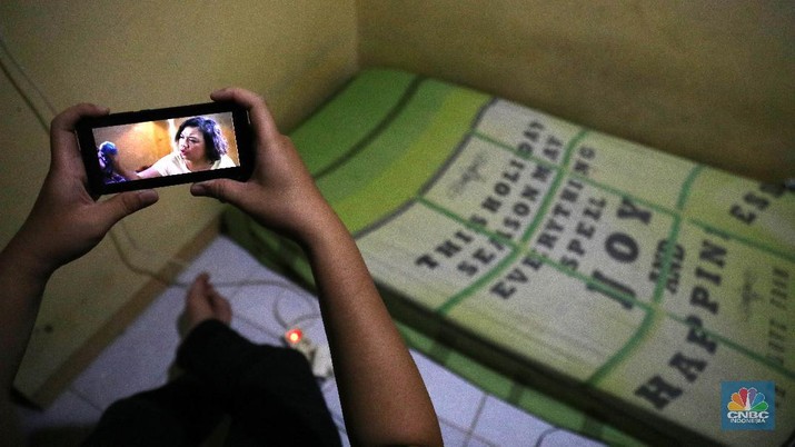 Ilustrasi nonton film lewat (OTT) over the top. (CNBC Indonesia/Muhammad Sabki)