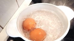 Cara Rebus Telur yang Ideal, Taruh Air atau Telur Duluan di Panci?