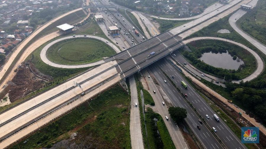 Foto aerial proyek pembangunan Jalan Tol Cengkareng -  Kunciran di kawasan Pinang, Tangerang, Banten, Jumat (5/3/2021). Kementerian Pekerjaan Umum dan Perumahan Rakyat (PUPR) tengah menyelesaikan tahap akhir pembangunan Jalan Tol Cengkareng - Batu Ceper - Kunciran sepanjang 14,19 Km. Saat selesai nanti, maka akan menghubungkan kawasan Serpong dan sekitar ke Bandara Soekarno-Hatta. Ruas tol ini merupakan salah satu dari 6 ruas Jalan Tol Jakarta Outer Ring Road (JORR II) yang dibangun untuk melengkapi struktur jaringan jalan di kawasan Metropolitan Jabodetabek (Jakarta, Bogor, Depok, Tangerang, dan Bekasi). Progres konstruksi Jalan Tol Cengkareng - Batu Ceper - Kunciran saat ini telah mencapai 93,06 % dan ditargetkan selesai Maret 2021. Ruas tol ini dikelola oleh PT Jasamarga Kunciran Cengkareng (JKC) dengan nilai investasi sebesar Rp 1,96 triliun. (CNBC Indonesia/ Andrean Kristianto)