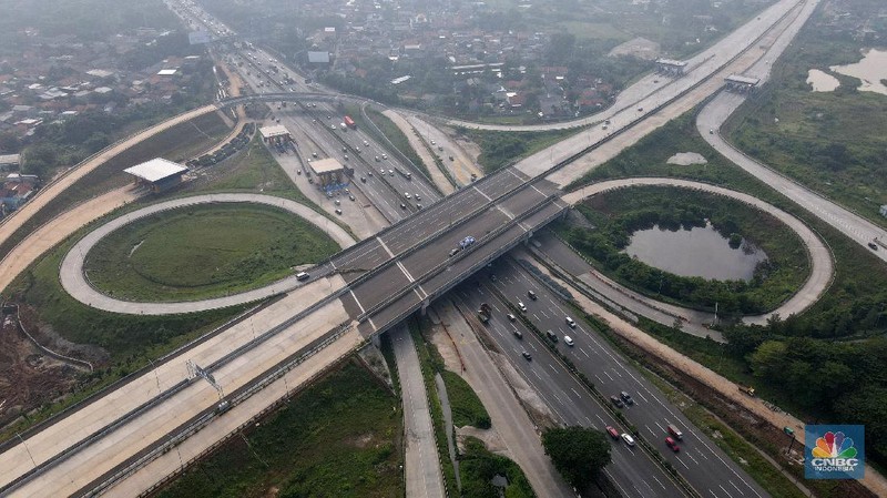 Foto aerial proyek pembangunan Jalan Tol Cengkareng -  Kunciran di kawasan Pinang, Tangerang, Banten, Jumat (5/3/2021). Kementerian Pekerjaan Umum dan Perumahan Rakyat (PUPR) tengah menyelesaikan tahap akhir pembangunan Jalan Tol Cengkareng - Batu Ceper - Kunciran sepanjang 14,19 Km. Saat selesai nanti, maka akan menghubungkan kawasan Serpong dan sekitar ke Bandara Soekarno-Hatta. Ruas tol ini merupakan salah satu dari 6 ruas Jalan Tol Jakarta Outer Ring Road (JORR II) yang dibangun untuk melengkapi struktur jaringan jalan di kawasan Metropolitan Jabodetabek (Jakarta, Bogor, Depok, Tangerang, dan Bekasi). Progres konstruksi Jalan Tol Cengkareng - Batu Ceper - Kunciran saat ini telah mencapai 93,06 % dan ditargetkan selesai Maret 2021. Ruas tol ini dikelola oleh PT Jasamarga Kunciran Cengkareng (JKC) dengan nilai investasi sebesar Rp 1,96 triliun. (CNBC Indonesia/ Andrean Kristianto)