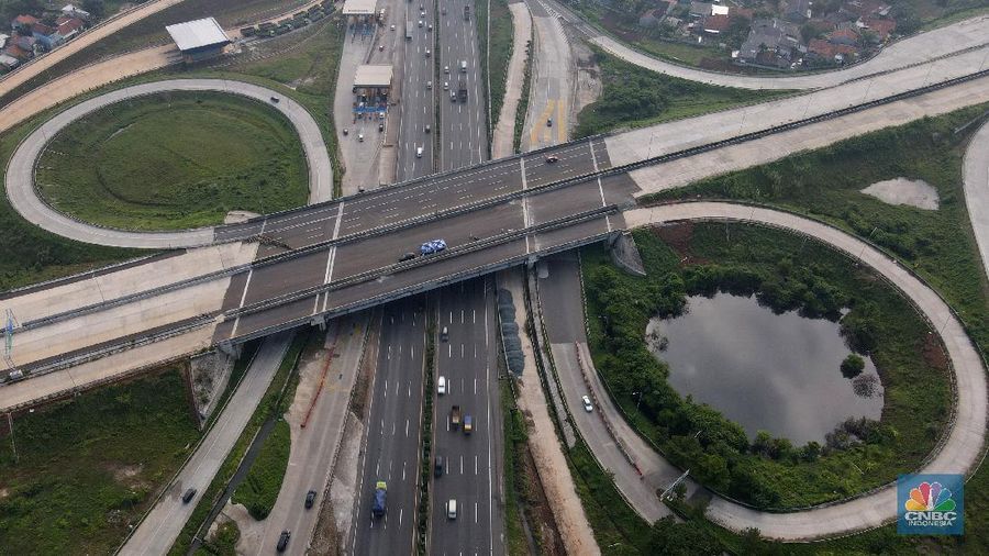 Foto aerial proyek pembangunan Jalan Tol Cengkareng - Kunciran di kawasan Pinang, Tangerang, Banten, Jumat (5/3/2021). Kementerian Pekerjaan Umum dan Perumahan Rakyat (PUPR) tengah menyelesaikan tahap akhir pembangunan Jalan Tol Cengkareng - Batu Ceper - Kunciran sepanjang 14,19 Km. Saat selesai nanti, maka akan menghubungkan kawasan Serpong dan sekitar ke Bandara Soekarno-Hatta. Ruas tol ini merupakan salah satu dari 6 ruas Jalan Tol Jakarta Outer Ring Road (JORR II) yang dibangun untuk melengkapi struktur jaringan jalan di kawasan Metropolitan Jabodetabek (Jakarta, Bogor, Depok, Tangerang, dan Bekasi). Progres konstruksi Jalan Tol Cengkareng - Batu Ceper - Kunciran saat ini telah mencapai 93,06 % dan ditargetkan selesai Maret 2021. Ruas tol ini dikelola oleh PT Jasamarga Kunciran Cengkareng (JKC) dengan nilai investasi sebesar Rp 1,96 triliun. (CNBC Indonesia/ Andrean Kristianto)