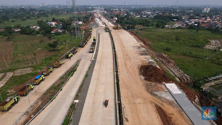 Foto aerial proyek pembangunan Jalan Tol Cengkareng -  Kunciran di kawasan Pinang, Tangerang, Banten, Jumat (5/3/2021). Kementerian Pekerjaan Umum dan Perumahan Rakyat (PUPR) tengah menyelesaikan tahap akhir pembangunan Jalan Tol Cengkareng - Batu Ceper - Kunciran sepanjang 14,19 Km. Saat selesai nanti, maka akan menghubungkan kawasan Serpong dan sekitar ke Bandara Soekarno-Hatta. Ruas tol ini merupakan salah satu dari 6 ruas Jalan Tol Jakarta Outer Ring Road (JORR II) yang dibangun untuk melengkapi struktur jaringan jalan di kawasan Metropolitan Jabodetabek (Jakarta, Bogor, Depok, Tangerang, dan Bekasi). Progres konstruksi Jalan Tol Cengkareng - Batu Ceper - Kunciran saat ini telah mencapai 93,06 % dan ditargetkan selesai Maret 2021. Ruas tol ini dikelola oleh PT Jasamarga Kunciran Cengkareng (JKC) dengan nilai investasi sebesar Rp 1,96 triliun. (CNBC Indonesia/ Andrean Kristianto)