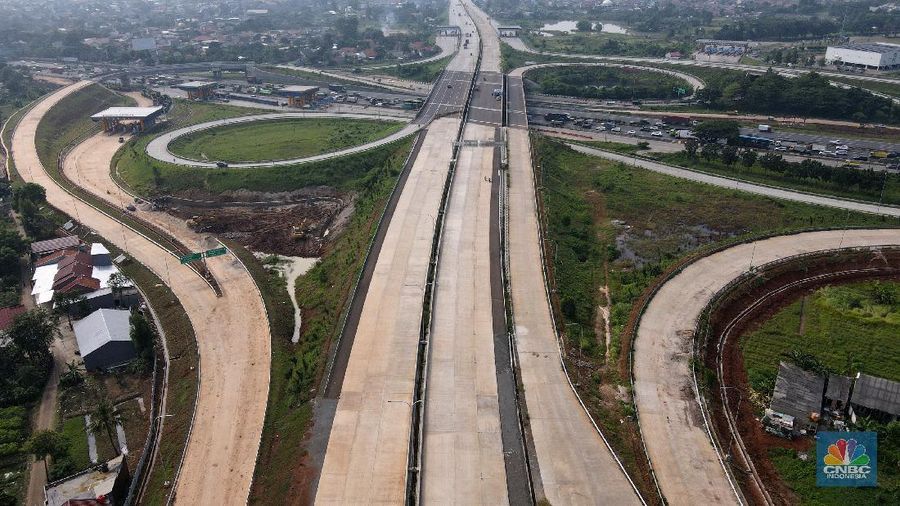 Foto aerial proyek pembangunan Jalan Tol Cengkareng - Kunciran di kawasan Pinang, Tangerang, Banten, Jumat (5/3/2021). Kementerian Pekerjaan Umum dan Perumahan Rakyat (PUPR) tengah menyelesaikan tahap akhir pembangunan Jalan Tol Cengkareng - Batu Ceper - Kunciran sepanjang 14,19 Km. Saat selesai nanti, maka akan menghubungkan kawasan Serpong dan sekitar ke Bandara Soekarno-Hatta. Ruas tol ini merupakan salah satu dari 6 ruas Jalan Tol Jakarta Outer Ring Road (JORR II) yang dibangun untuk melengkapi struktur jaringan jalan di kawasan Metropolitan Jabodetabek (Jakarta, Bogor, Depok, Tangerang, dan Bekasi). Progres konstruksi Jalan Tol Cengkareng - Batu Ceper - Kunciran saat ini telah mencapai 93,06 % dan ditargetkan selesai Maret 2021. Ruas tol ini dikelola oleh PT Jasamarga Kunciran Cengkareng (JKC) dengan nilai investasi sebesar Rp 1,96 triliun. (²©²ÊÍøÕ¾/ Andrean Kristianto)
