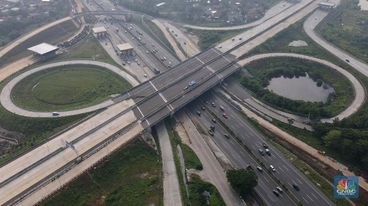 Foto aerial proyek pembangunan Jalan Tol Cengkareng -  Kunciran di kawasan Pinang, Tangerang, Banten, Jumat (5/3/2021). Kementerian Pekerjaan Umum dan Perumahan Rakyat (PUPR) tengah menyelesaikan tahap akhir pembangunan Jalan Tol Cengkareng - Batu Ceper - Kunciran sepanjang 14,19 Km. Saat selesai nanti, maka akan menghubungkan kawasan Serpong dan sekitar ke Bandara Soekarno-Hatta. Ruas tol ini merupakan salah satu dari 6 ruas Jalan Tol Jakarta Outer Ring Road (JORR II) yang dibangun untuk melengkapi struktur jaringan jalan di kawasan Metropolitan Jabodetabek (Jakarta, Bogor, Depok, Tangerang, dan Bekasi). Progres konstruksi Jalan Tol Cengkareng - Batu Ceper - Kunciran saat ini telah mencapai 93,06 % dan ditargetkan selesai Maret 2021. Ruas tol ini dikelola oleh PT Jasamarga Kunciran Cengkareng (JKC) dengan nilai investasi sebesar Rp 1,96 triliun. (CNBC Indonesia/ Andrean Kristianto)
