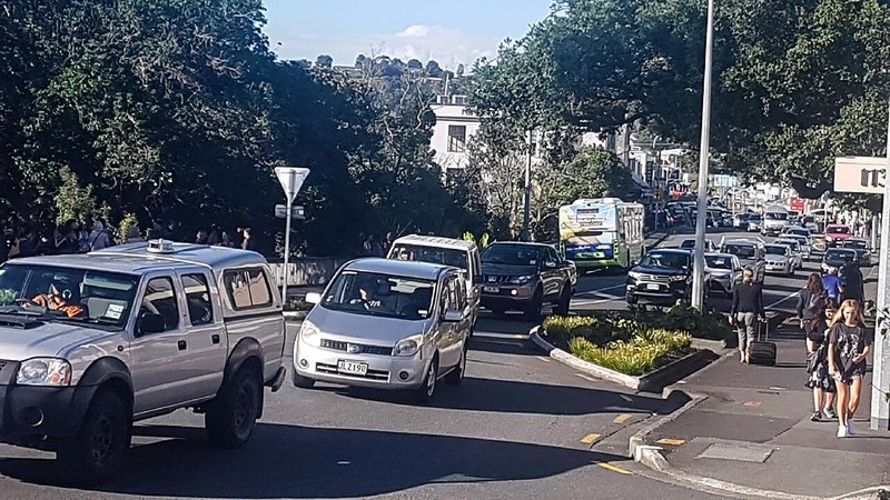 uluhan ribu penduduk pesisir di Selandia Baru, Kaledonia Baru, dan Vanuatu melarikan diri ke tempat yang lebih tinggi pada hari Jumat (5/3/2021) pagi ketika beberapa gempa bumi yang kuat memicu peringatan tsunami di seluruh Pasifik. (AP/Fili Sagapolutele)