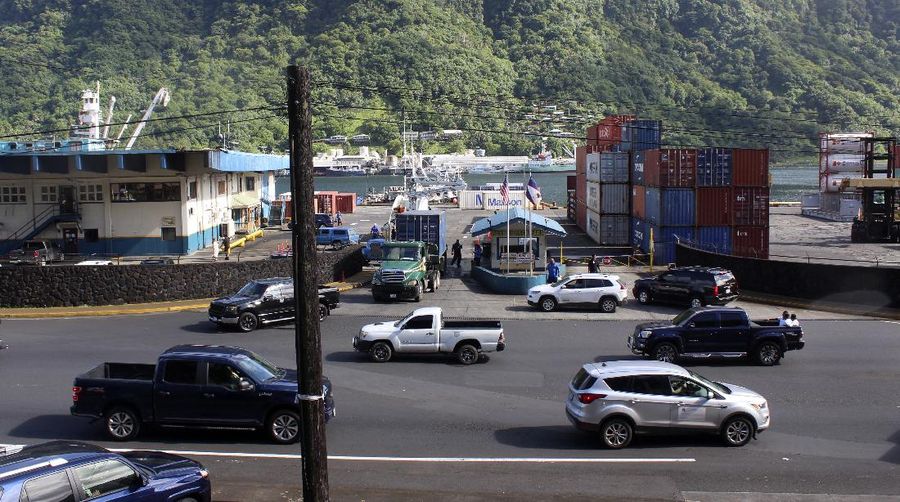 uluhan ribu penduduk pesisir di Selandia Baru, Kaledonia Baru, dan Vanuatu melarikan diri ke tempat yang lebih tinggi pada hari Jumat (5/3/2021) pagi ketika beberapa gempa bumi yang kuat memicu peringatan tsunami di seluruh Pasifik. (AP/Fili Sagapolutele)