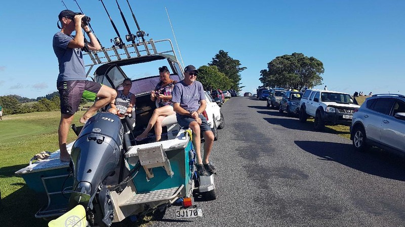 uluhan ribu penduduk pesisir di Selandia Baru, Kaledonia Baru, dan Vanuatu melarikan diri ke tempat yang lebih tinggi pada hari Jumat (5/3/2021) pagi ketika beberapa gempa bumi yang kuat memicu peringatan tsunami di seluruh Pasifik. (AP/Fili Sagapolutele)