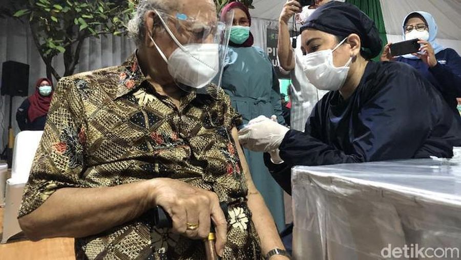 Emil Salim, (91) mantan Menteri Lingkungan Hidup menerima vaksin Covid-19. (Foto: Khadijah Nur Azizah/detikHealth)