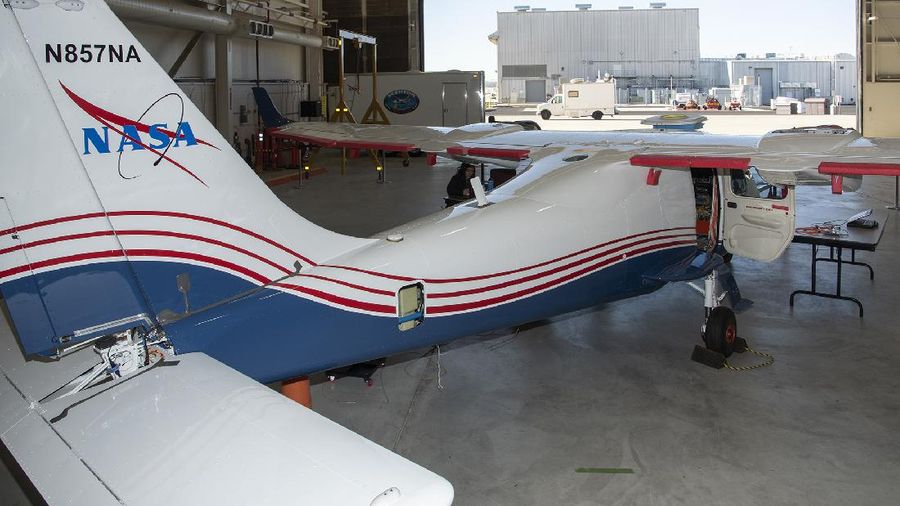 Preparations are underway to inspect, weigh and balance the Tecnam fuselage before it heads to Mojave, California, for wing integration.
Credits: NASA Photo / Ken Ulbrich