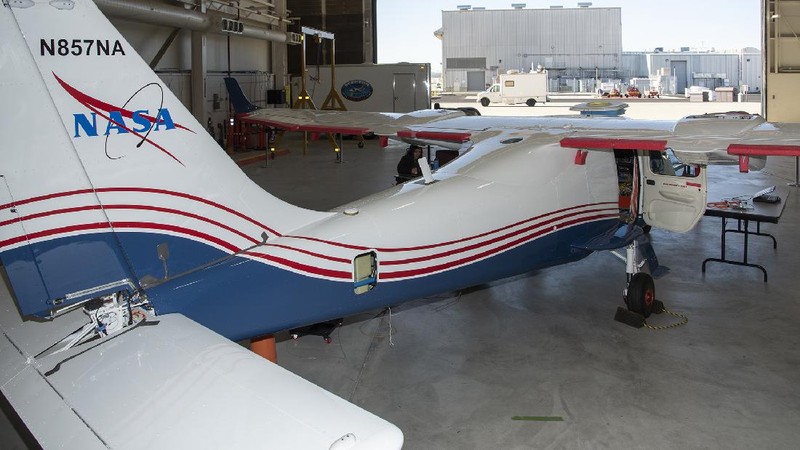 Preparations are underway to inspect, weigh and balance the Tecnam fuselage before it heads to Mojave, California, for wing integration.
Credits: NASA Photo / Ken Ulbrich