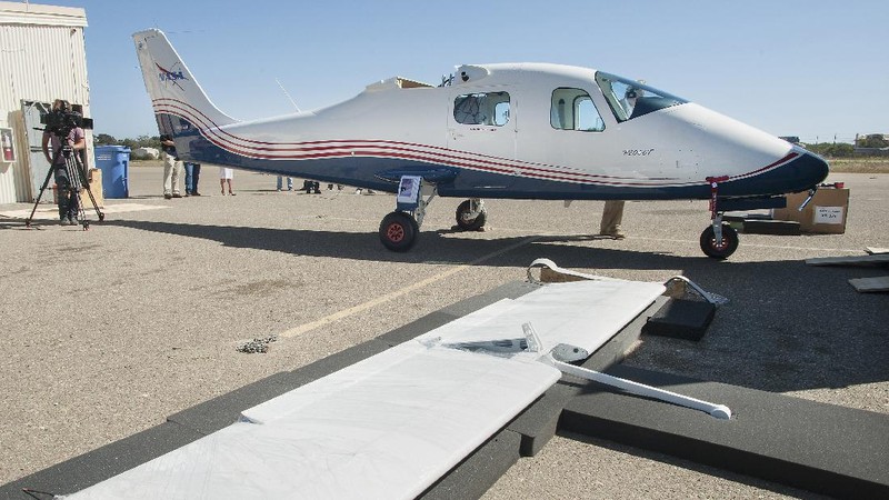 Preparations are underway to inspect, weigh and balance the Tecnam fuselage before it heads to Mojave, California, for wing integration.
Credits: NASA Photo / Ken Ulbrich