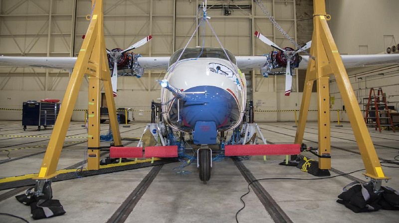 Preparations are underway to inspect, weigh and balance the Tecnam fuselage before it heads to Mojave, California, for wing integration.
Credits: NASA Photo / Ken Ulbrich