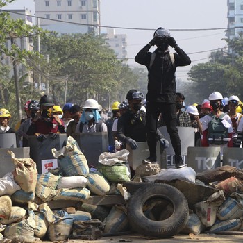 Memanas, Ribuan Warga Myanmar Demo dan Bentrok dengan Polisi