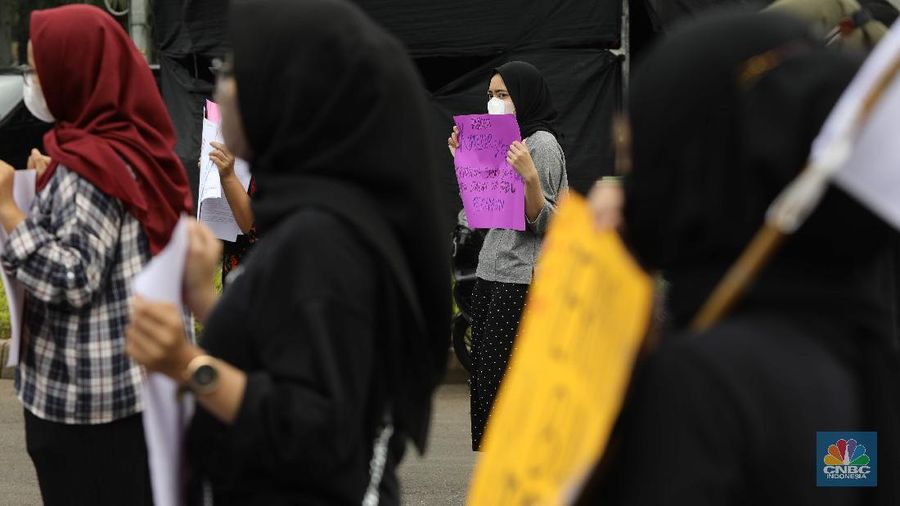 Aktivis perempuan melakukan aksi peringatan Hari Perempuan Sedunia di Monas, Jakarta, Senin, (8/3/2021). (CNBC Indonesia/Muhammad Sabki)