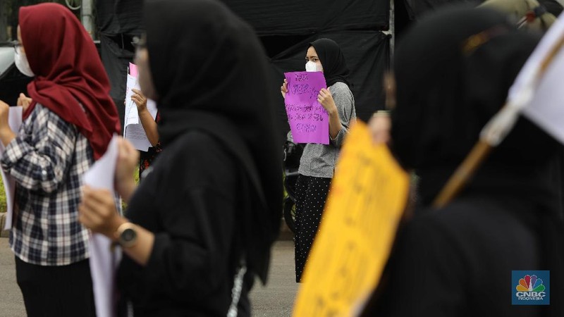 Aktivis perempuan melakukan aksi peringatan Hari Perempuan Sedunia di Monas, Jakarta, Senin, (8/3/2021). (CNBC Indonesia/Muhammad Sabki)
