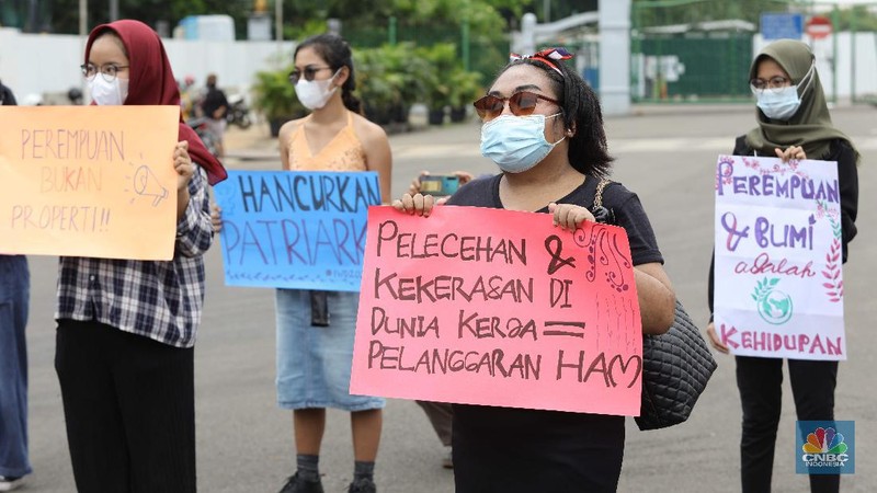 Aktivis perempuan melakukan aksi peringatan Hari Perempuan Sedunia di Monas, Jakarta, Senin, (8/3/2021). (CNBC Indonesia/Muhammad Sabki)