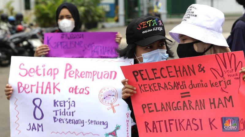 Aktivis perempuan melakukan aksi peringatan Hari Perempuan Sedunia di Monas, Jakarta, Senin, (8/3/2021). (CNBC Indonesia/Muhammad Sabki)