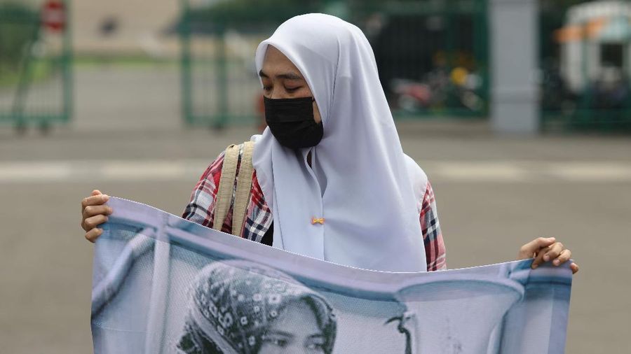 Aktivis perempuan melakukan aksi peringatan Hari Perempuan Sedunia di Monas, Jakarta, Senin, (8/3/2021). (CNBC Indonesia/Muhammad Sabki)