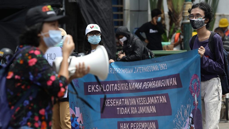 Aktivis perempuan melakukan aksi peringatan Hari Perempuan Sedunia di Monas, Jakarta, Senin, (8/3/2021). (CNBC Indonesia/Muhammad Sabki)