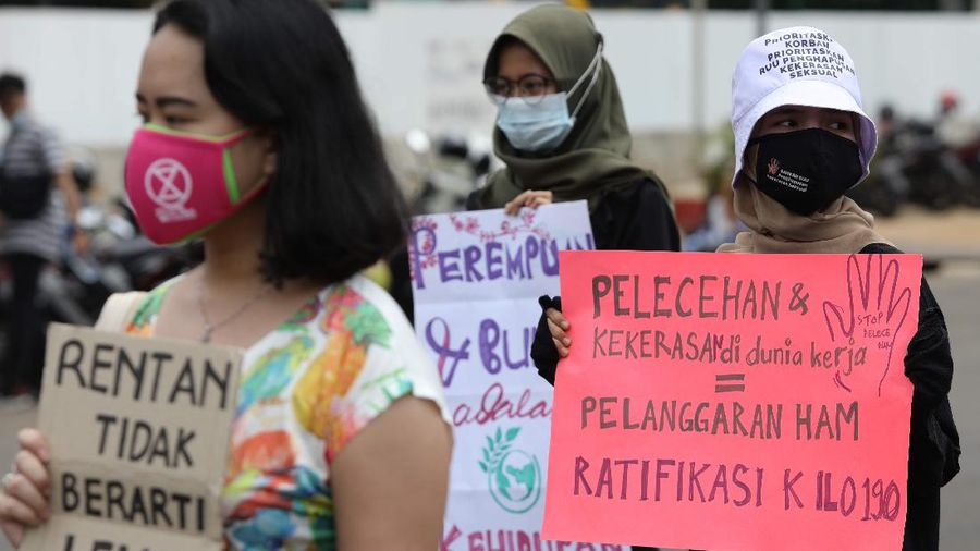 Aktivis perempuan melakukan aksi peringatan Hari Perempuan Sedunia di Monas, Jakarta, Senin, (8/3/2021). (CNBC Indonesia/Muhammad Sabki)