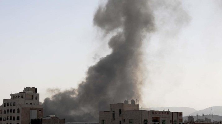 Sebuah drone kembali menyerang Arab Saudi. Kali ini, pesawat itu menyerang pelabuhan minyak. (AP/Hani Mohammed)
