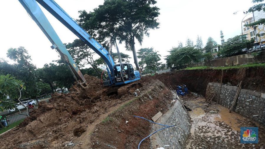 Sejumlah petugas Suku Dinas Sumber Daya Air (SDA) Jakarta Pusat mengerjakan pembuatan embung di Jalan Letjend Suprapto, Sumur Batu, Kemayoran, Jakarta Pusat, Senin (8/3/2021). (CNBC Indonesia/Andrean Kristianto)