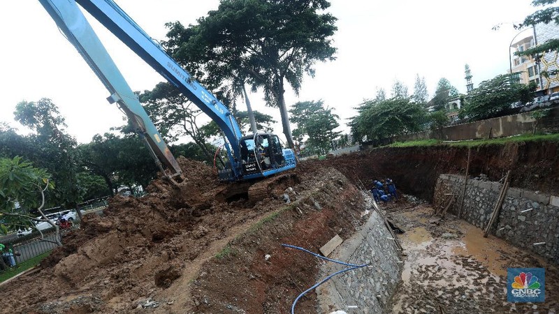 Sejumlah petugas Suku Dinas Sumber Daya Air (SDA) Jakarta Pusat mengerjakan pembuatan embung di Jalan Letjend Suprapto, Sumur Batu, Kemayoran, Jakarta Pusat, Senin (8/3/2021). (CNBC Indonesia/Andrean Kristianto)