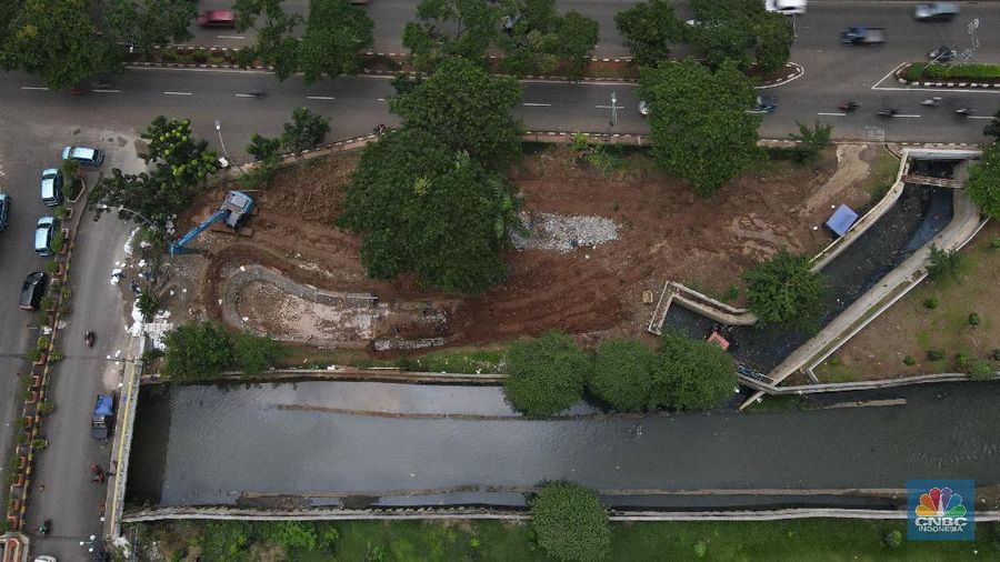 Sejumlah petugas Suku Dinas Sumber Daya Air (SDA) Jakarta Pusat mengerjakan pembuatan embung di Jalan Letjend Suprapto, Sumur Batu, Kemayoran, Jakarta Pusat, Senin (8/3/2021). (CNBC Indonesia/Andrean Kristianto)