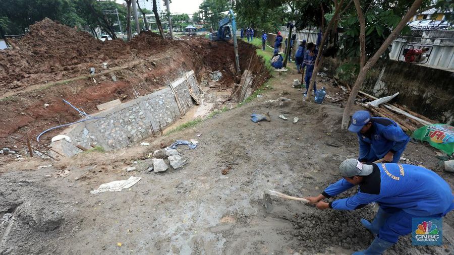 Sejumlah petugas Suku Dinas Sumber Daya Air (SDA) Jakarta Pusat mengerjakan pembuatan embung di Jalan Letjend Suprapto, Sumur Batu, Kemayoran, Jakarta Pusat, Senin (8/3/2021). (CNBC Indonesia/Andrean Kristianto)