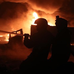 Bak Gempa! Kilang Balongan Meledak & Terbakar, Atap Runtuh
