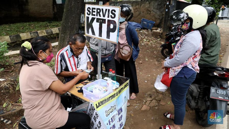 Servis KTP. ( CNBC Indonesia/Andrean Kristianto)