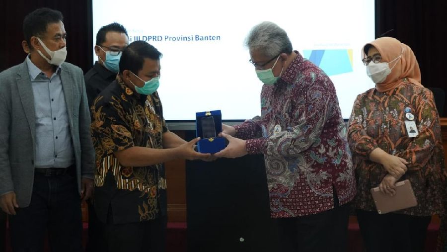 bank bjb menyambut positif dukungan yang dilayangkan oleh anggota Dewan Perwakilan Rakyat Daerah (DPRD) Provinsi Banten terkait rencana penambahan modal kepada perusahaan oleh Pemerintah Provinsi (Pemprov) Banten. (Dok: Bank bjb)