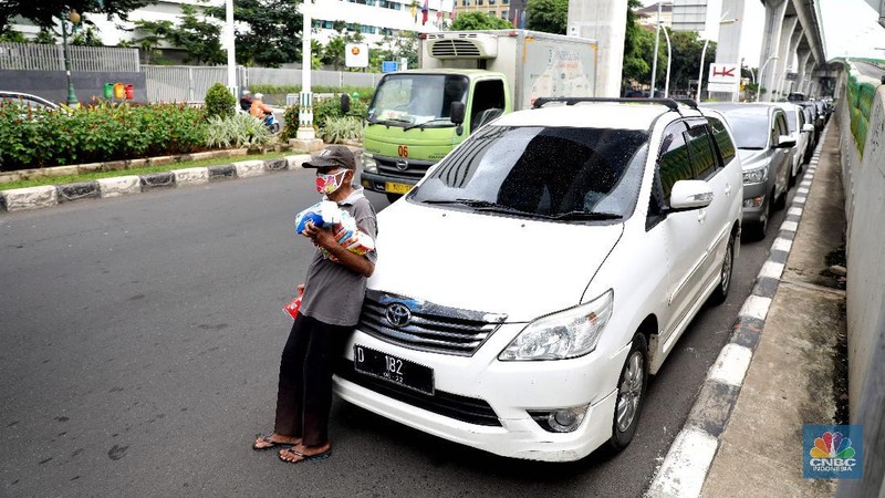Ilustrasi parkir liar. (CNBC Indonesia/Muhammad Sabki)
