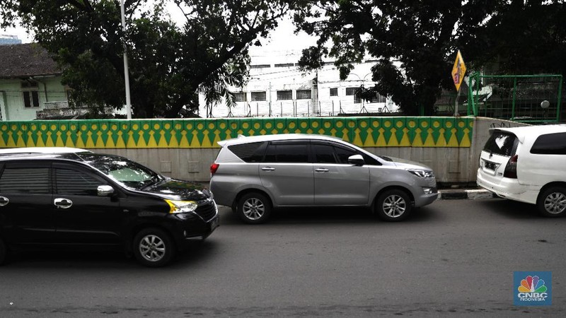 Ilustrasi parkir liar. (CNBC Indonesia/Muhammad Sabki)