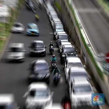 Kacau! Puluhan Mobil ini Parkir di Bahu Jalan Trunojoyo