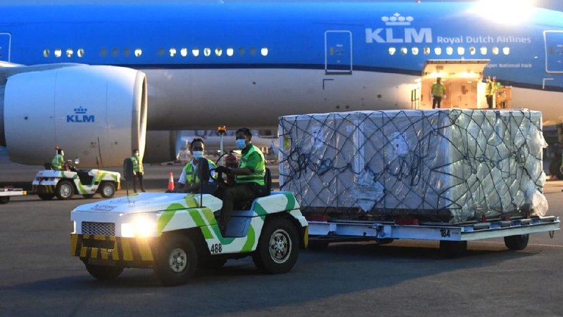 Kedatangan Vaksin AstraZeneca di Bandara Soekarno Hatta, 8 Maret 2021. (Dok: Biro Pers Sekretariat Presiden)