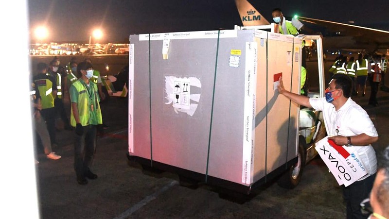 Kedatangan Vaksin AstraZeneca di Bandara Soekarno Hatta, 8 Maret 2021. (Dok: Biro Pers Sekretariat Presiden)