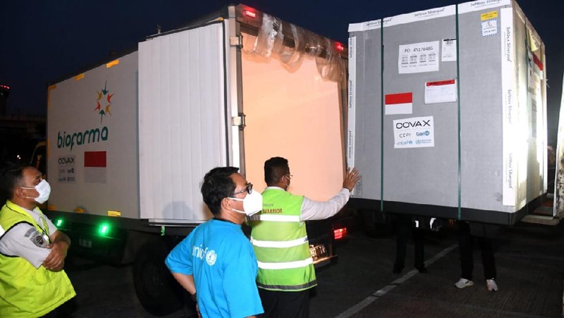 Kedatangan Vaksin AstraZeneca di Bandara Soekarno Hatta, 8 Maret 2021. (Dok: Biro Pers Sekretariat Presiden)