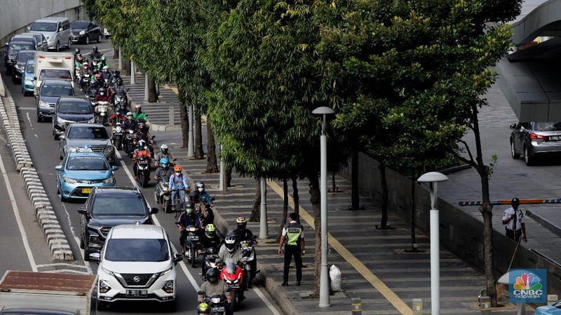 Kemacetan saat PPKM di Jalan Gatot Subroto, Jakarta, Selasa, (9/3/2021). (CNBC Indonesia/Muhammad Sabki)