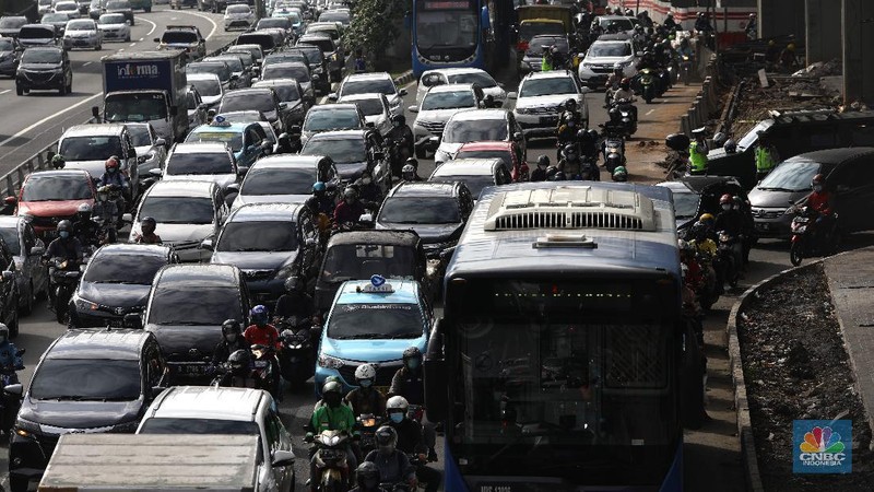 Kemacetan saat PPKM di Jalan Gatot Subroto, Jakarta, Selasa, (9/3/2021). (CNBC Indonesia/Muhammad Sabki)