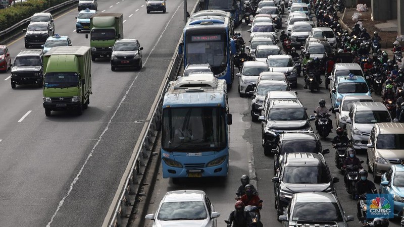 Kemacetan saat PPKM di Jalan Gatot Subroto, Jakarta, Selasa, (9/3/2021). (CNBC Indonesia/Muhammad Sabki)