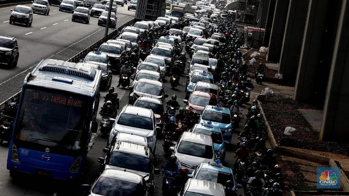 Kemacetan saat PPKM di Jalan Gatot Subroto, Jakarta, Selasa, (9/3/2021). (CNBC Indonesia/Muhammad Sabki)
