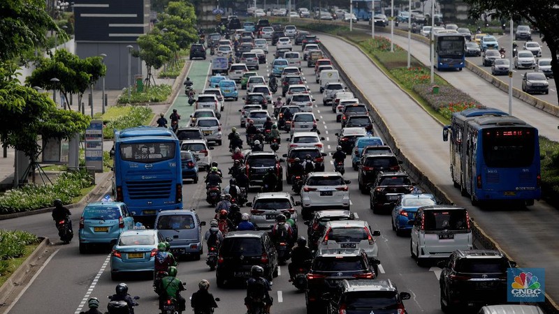 Kemacetan saat PPKM di Jalan Gatot Subroto, Jakarta, Selasa, (9/3/2021). (CNBC Indonesia/Muhammad Sabki)