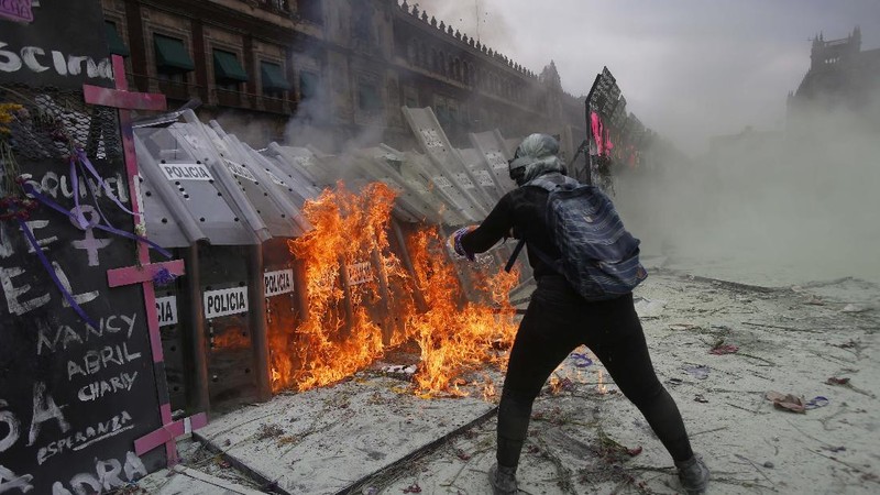 Pasukan polisi dan para aktivis terlibat bentrok di ibu Kota Meksiko di tengah aksi unjuk rasa memperingati Hari Perempuan Internasional, Senin (8/3/2021). (AP/Rebecca Blackwell)