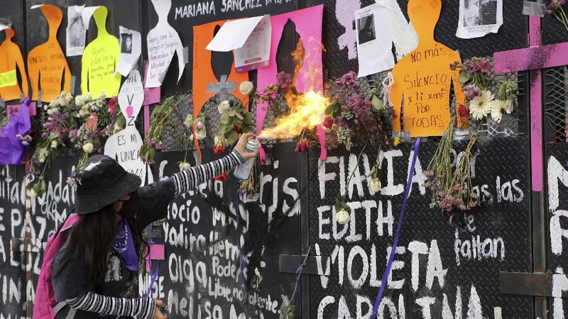 Pasukan polisi dan para aktivis terlibat bentrok di ibu Kota Meksiko di tengah aksi unjuk rasa memperingati Hari Perempuan Internasional, Senin (8/3/2021). (AP/Rebecca Blackwell)