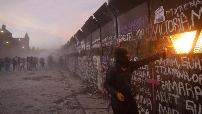 Pasukan polisi dan para aktivis terlibat bentrok di ibu Kota Meksiko di tengah aksi unjuk rasa memperingati Hari Perempuan Internasional, Senin (8/3/2021). (AP/Rebecca Blackwell)