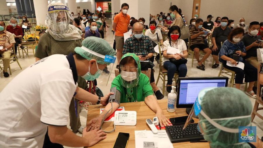 Vaksin lansia di Lippo Mal Puri Indah, Jakarta Barat, Selasa (9/3/2021). (CNBC Indonesia/Andrean Kristianto)