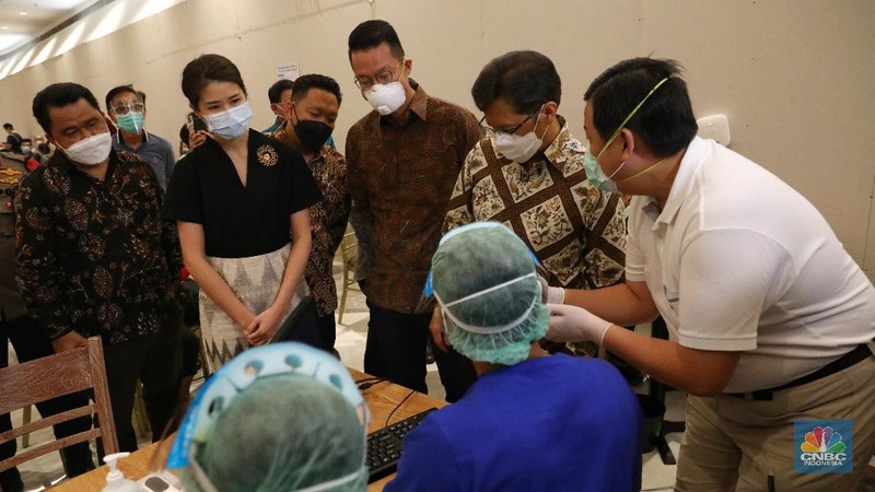 Vaksin lansia di Lippo Mal Puri Indah, Jakarta Barat, Selasa (9/3/2021). (CNBC Indonesia/Andrean Kristianto)