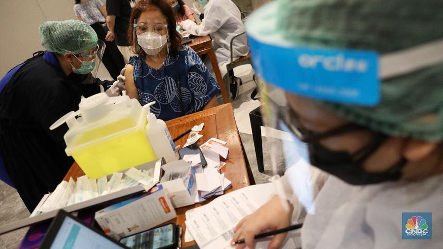 Vaksin lansia di Lippo Mal Puri Indah, Jakarta Barat, Selasa (9/3/2021). (CNBC Indonesia/Andrean Kristianto)